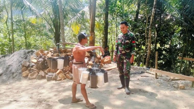 Senyum Satgas TMMD dan Penderes Nira Obrolan Hangat yang Menguatkan Semangat Membangun Desa
