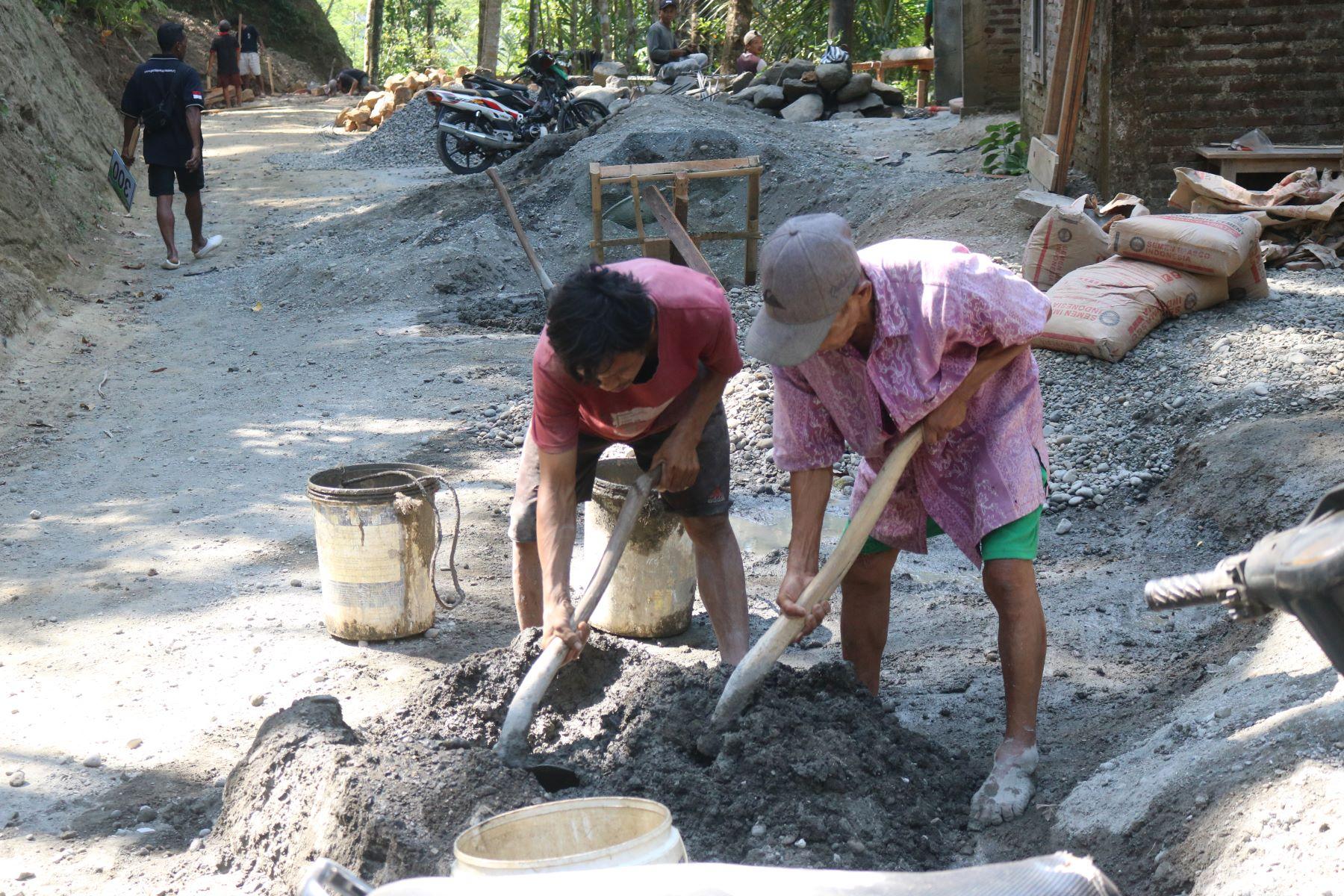 Usia 65 Tahun Tak Surutkan Semangat Tukijo Bantu Pembangunan Plat Beton TMMD Reguler ke-129