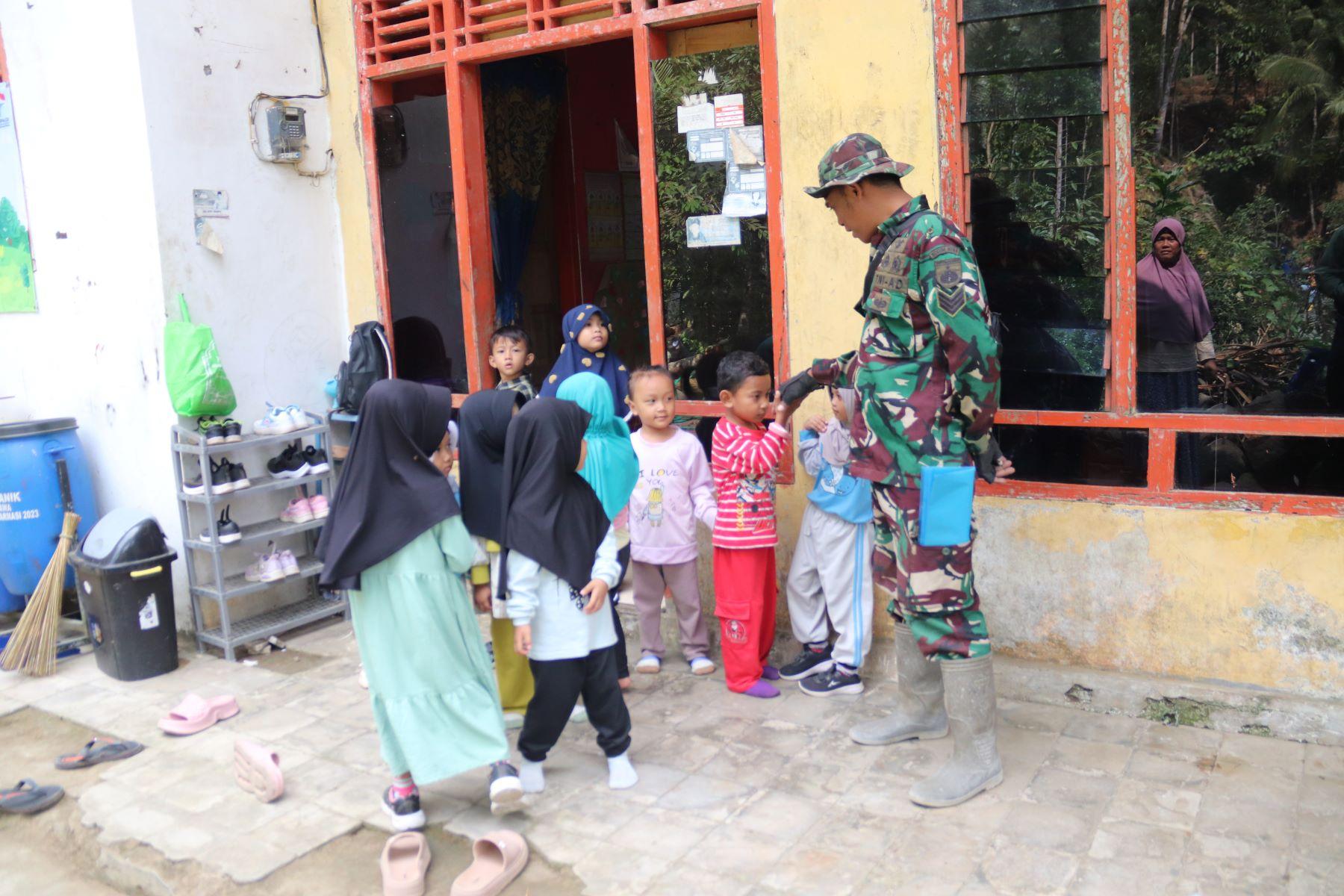 Serka Munasibun Jadi Idola Anak PAUD di Tengah Kesibukan Pembangunan TMMD