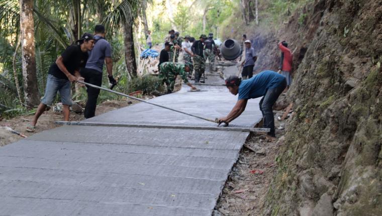 Ketelitian Bowo Jaga Kualitas Rabat Beton TMMD di Gumelem Kulon