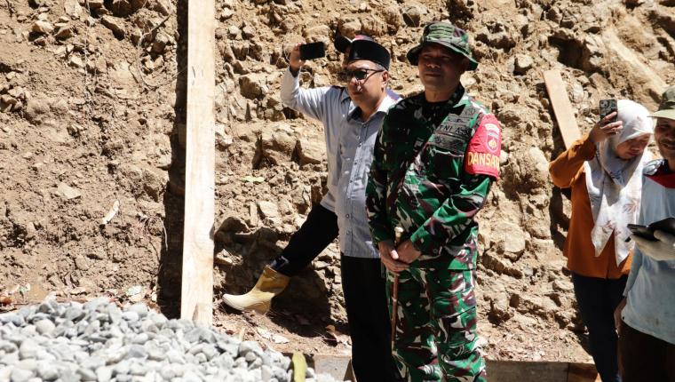 Dandim Tinjau Pengecoran Jalan TMMD Reg 129
