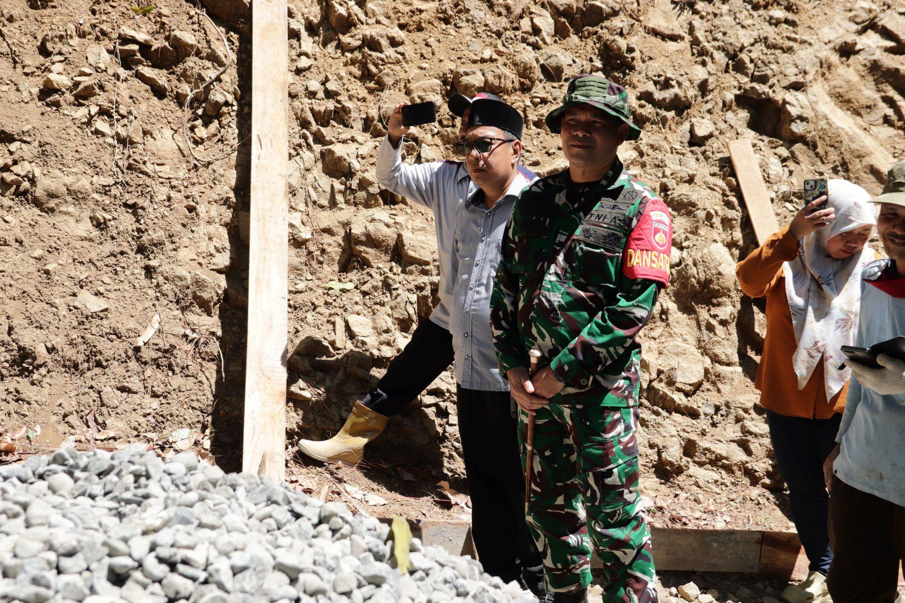 Dandim Tinjau Pengecoran Jalan TMMD Reg 129