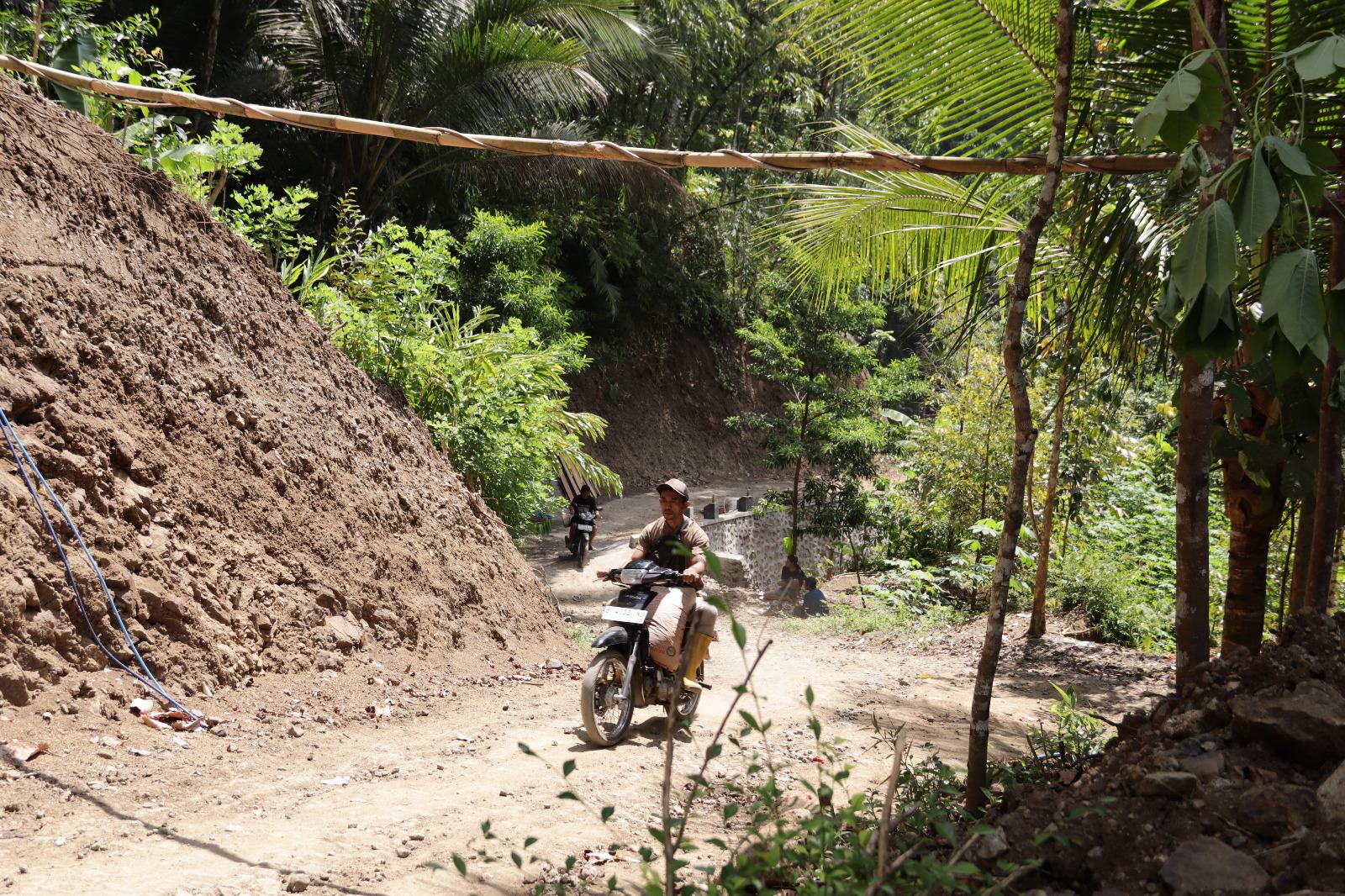 Motor Tua Tio Jadi Andalan Angkut Semen Demi Suksesnya TMMD di Gumelem Kulon
