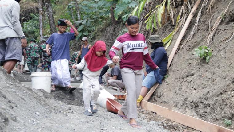 Ibu Ati dan Buah Hati Saksikan Pembangunan Jalan TMMD