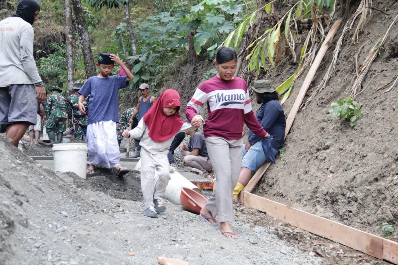 Ibu Ati dan Buah Hati Saksikan Pembangunan Jalan TMMD