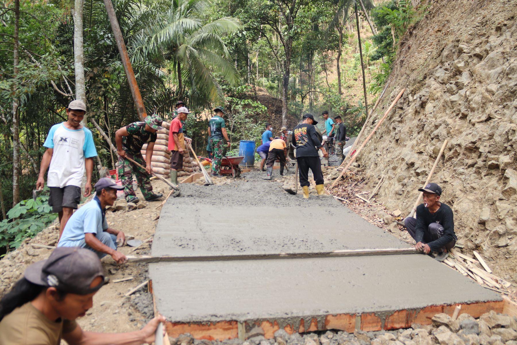 Ratakan Cor Wujud Gotong Royong TMMD Reguler ke-129 Gumelem Kulon