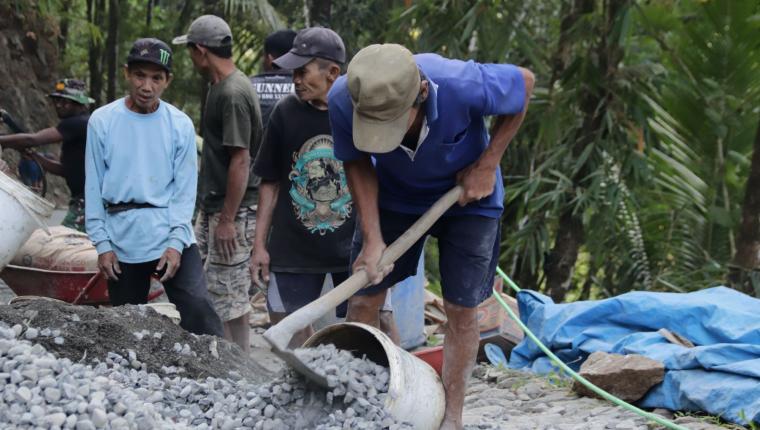 Ayunan Cangkul Rido Percepat Pembangunan Jalan TMMD di Dusun Kunir