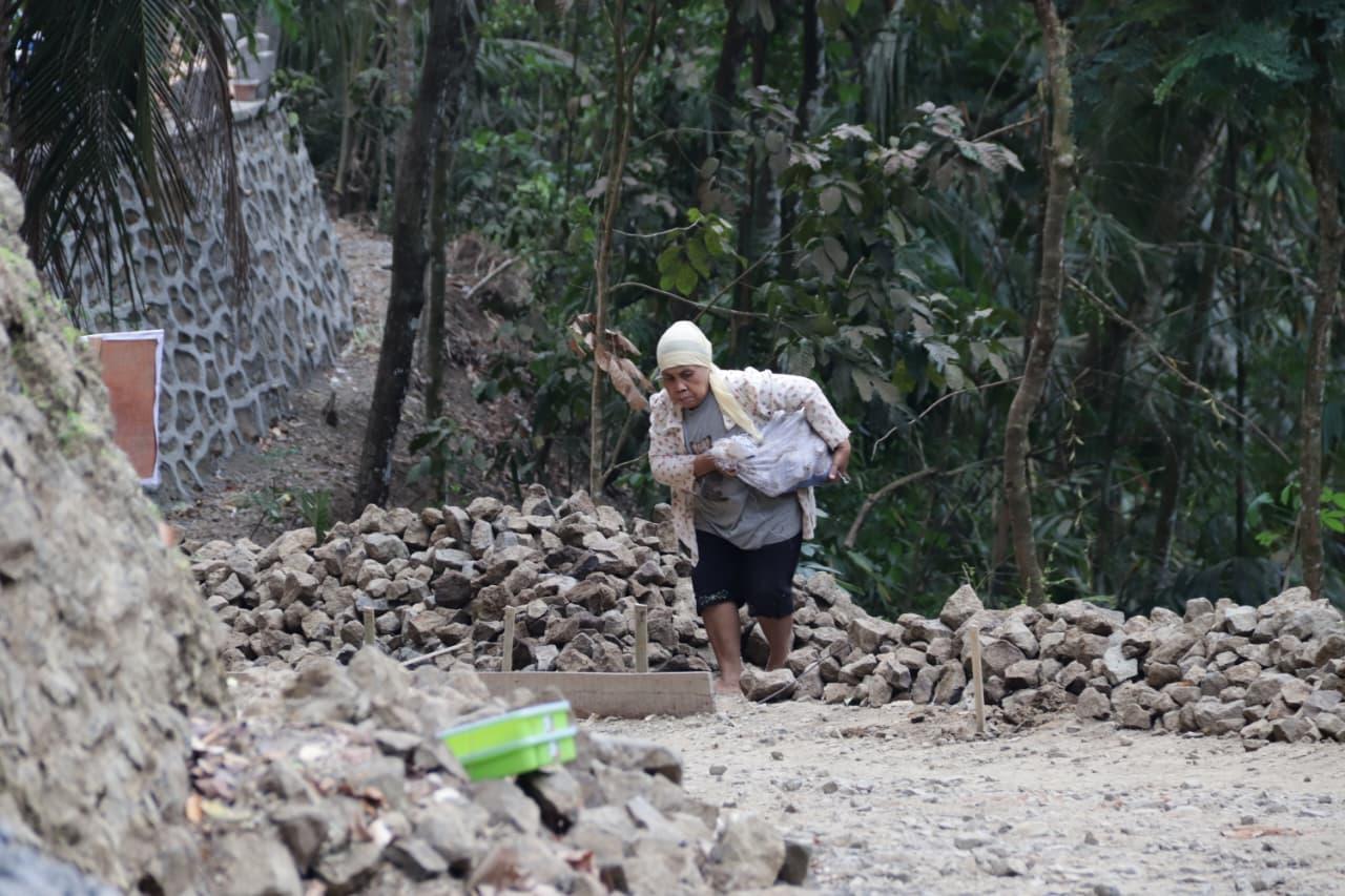 Mbah Sariyem Tak Mau Tinggal Diam Karung Batu Kecil Jadi Bukti Semangat Gotong Royong