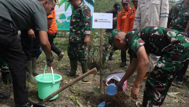 Dandim dan JM Mrica Tanam 1000 Pohon Aren