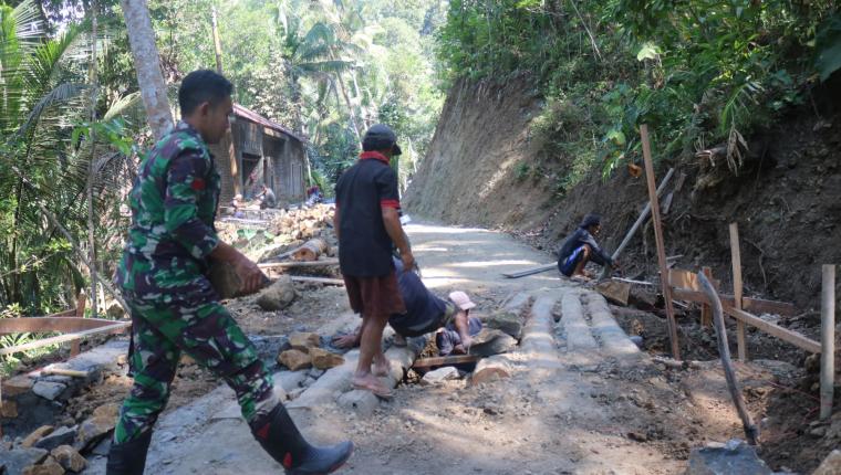 Mengangkat Harapan Praka Agit dan Warga Bergotong Royong Wujudkan Plat Beton TMMD