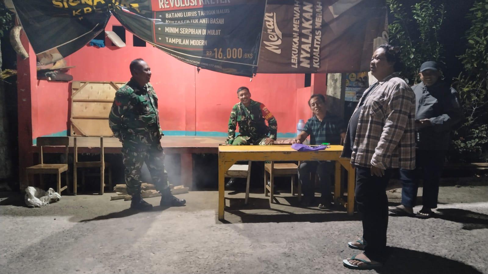 Ronda Malam Pererat Kemanunggalan TNI dan Warga di Gumelem Kulon