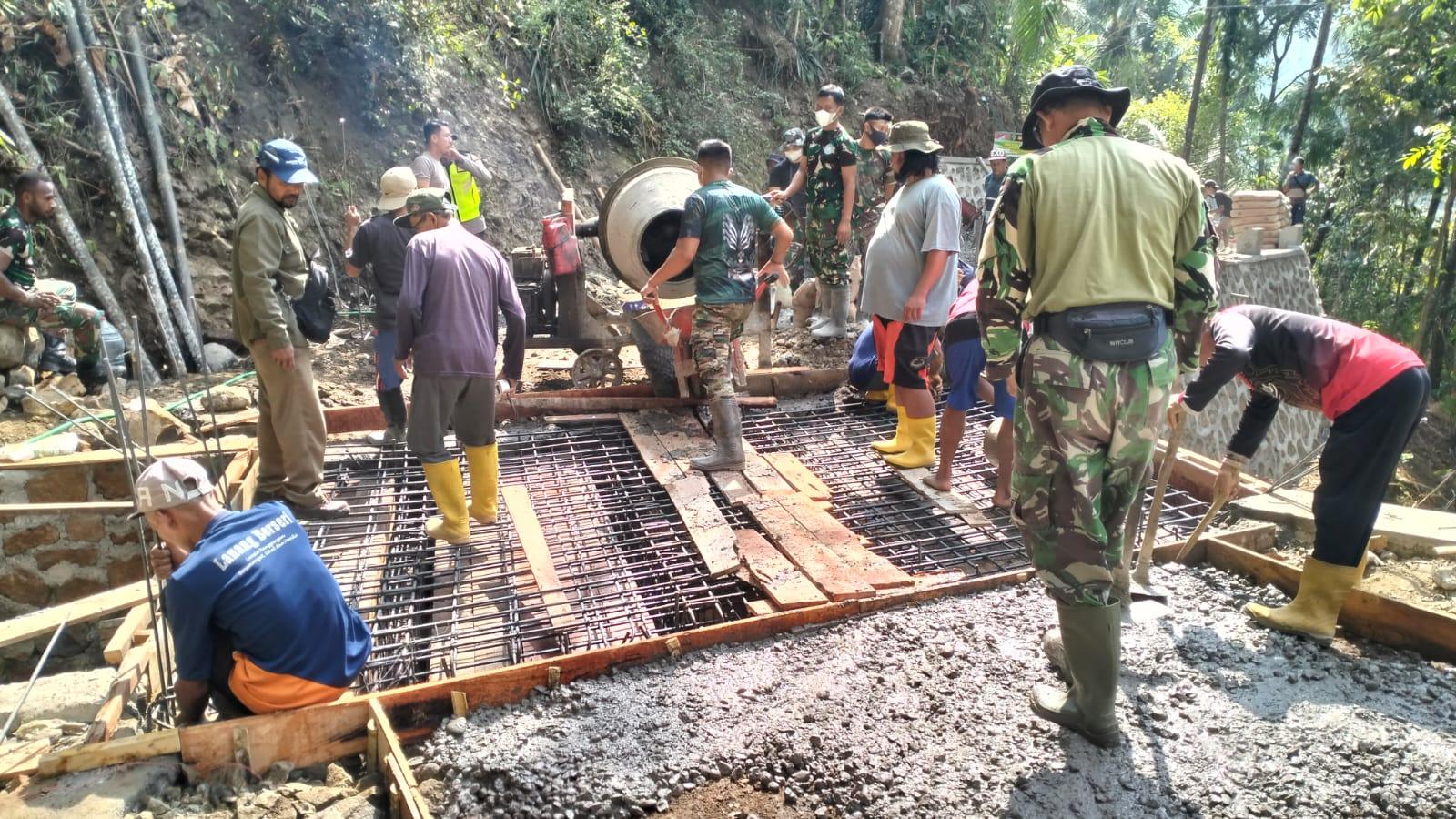 Enam Plat Beton Dibangun TMMD Hadirkan Akses yang Lebih Aman