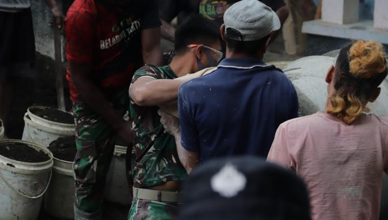 Satu Karung Semen Satu Tekad Bersama Kekompakan Pratu Diki dan Tono Percepat Pembangunan Jalan TMMD