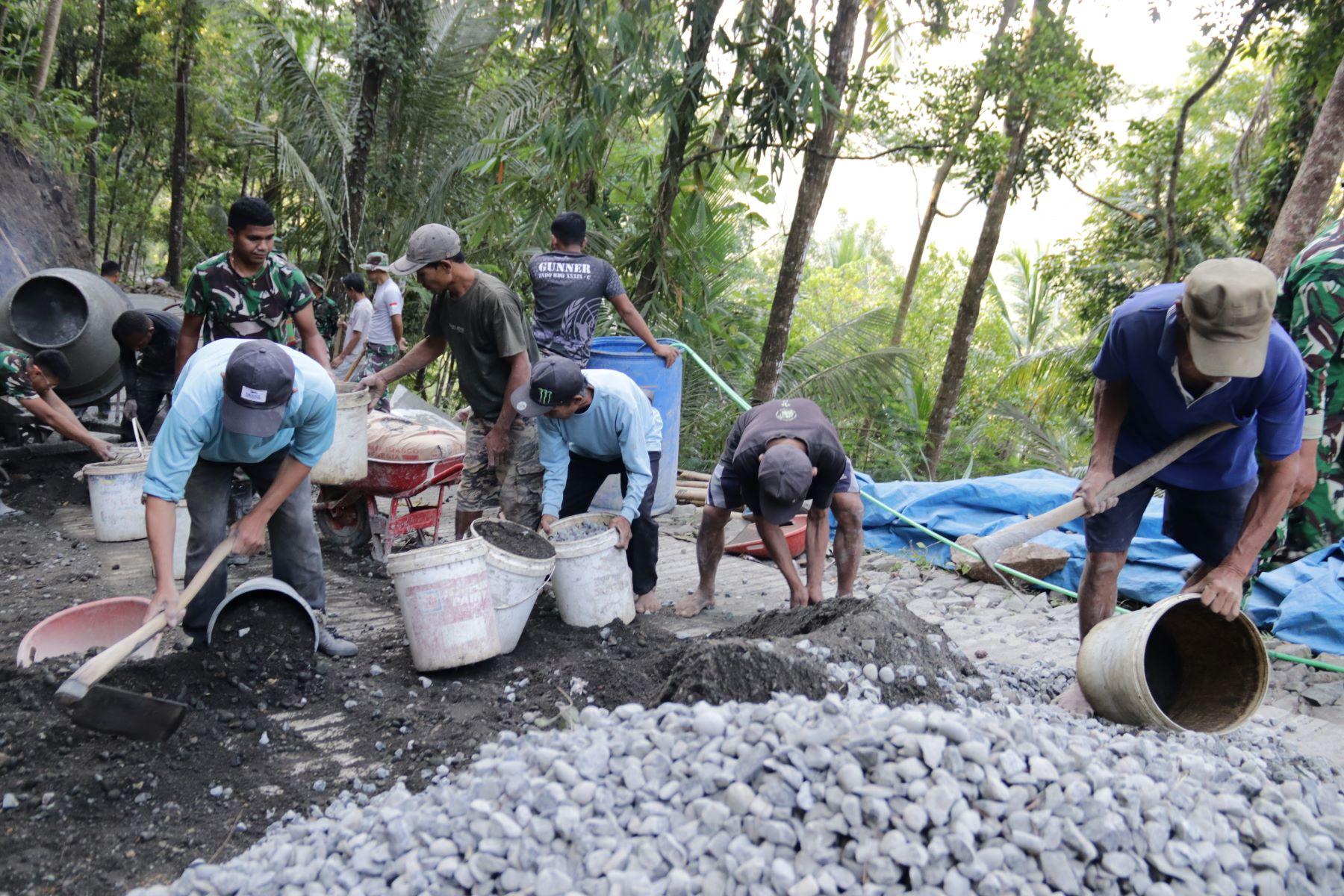 Keringat Tuswari dan Prajurit TNI Mengukir Jalan Harapan di Gumelem Kulon