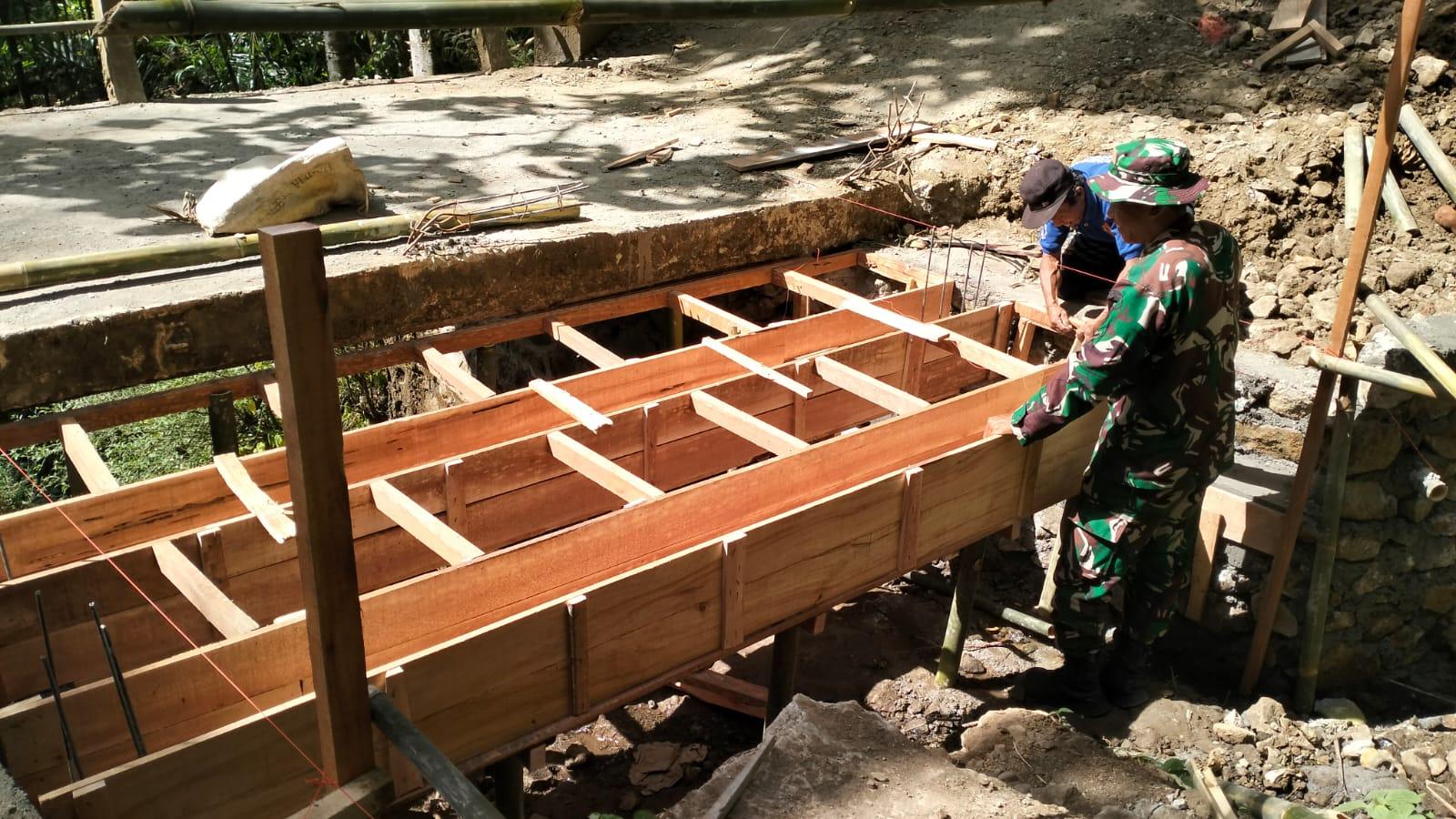 Bekisting Plat Beton Siap Dukung Pembangunan TMMD