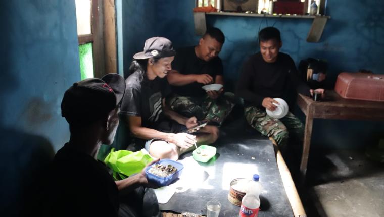 Lesehan Hangat Pererat TNI dan Warga