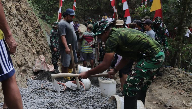 Jalan Harapan Mulai Terbentang TMMD Reguler ke-129 Wujudkan Akses Baru bagi Warga Gumelem Kulon
