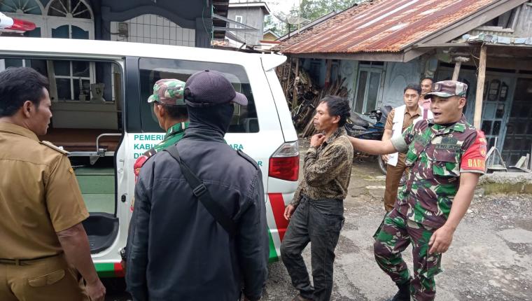 Babinsa Koramil 04 Karangkobar Bersama Tenaga Medis Evakuasi ODGJ ke RSI Banjarnegara