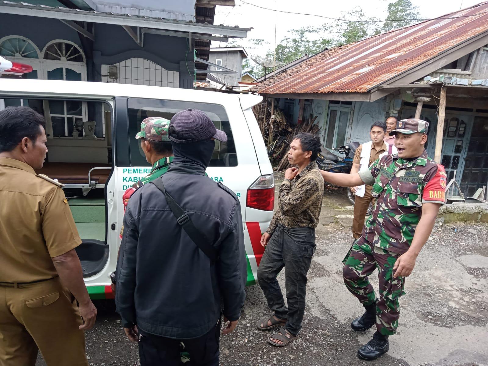 Babinsa Koramil 04 Karangkobar Bersama Tenaga Medis Evakuasi ODGJ ke RSI Banjarnegara