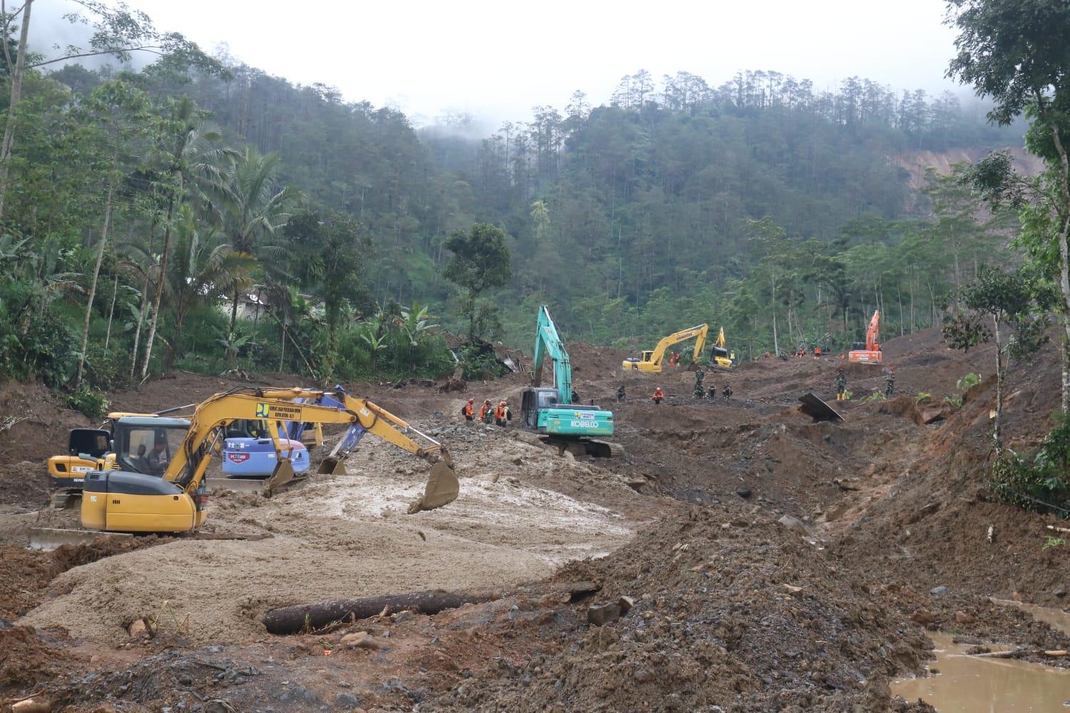 23 Alat Berat Dikerahkan Pencarian Korban Longsor Situkung Terus Dikebut