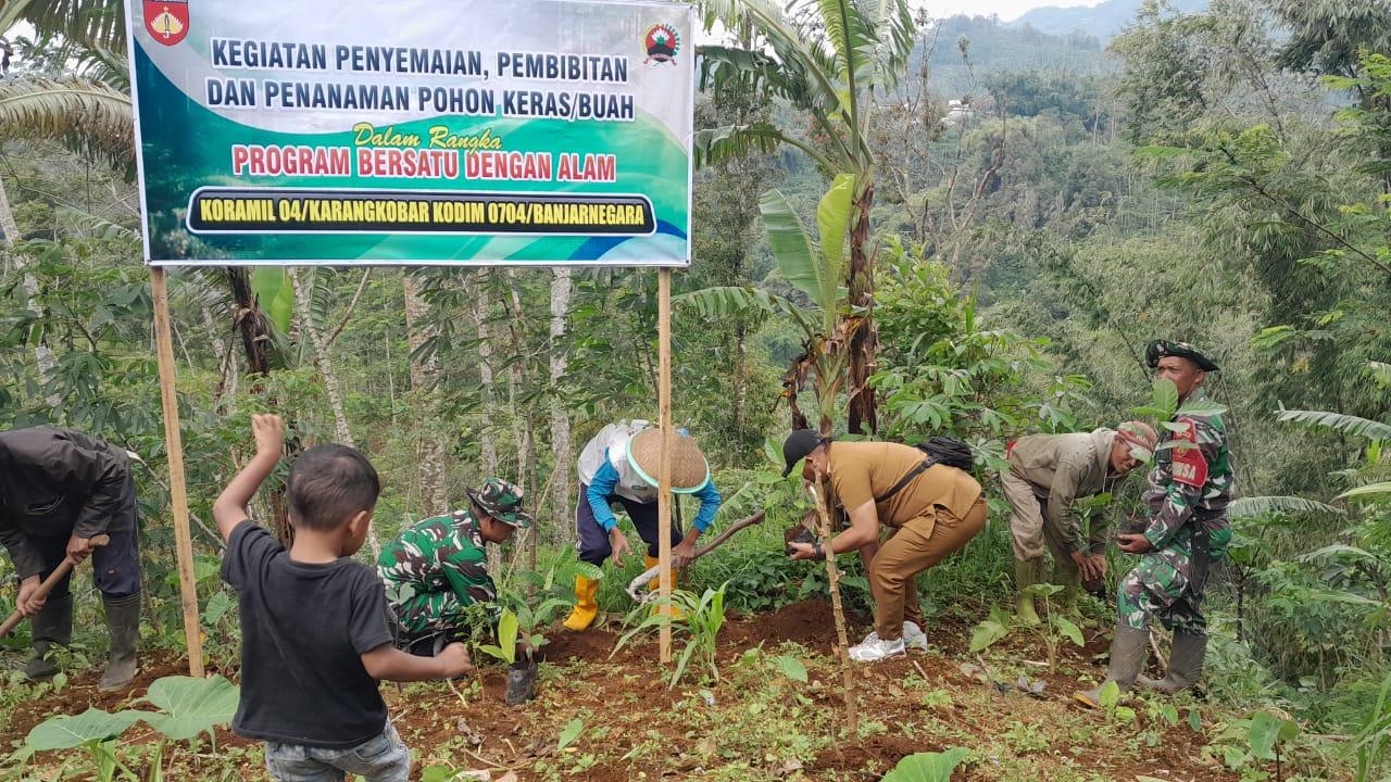 Bersatu dengan Alam Koramil 04 Karangkobar dan Warga Tanam 700 Pohon Kopi untuk Penghijauan