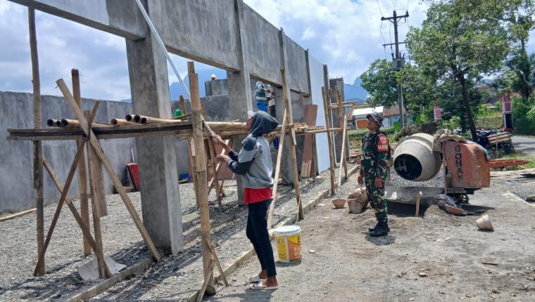 Perataan Lantai dan Pengacian Dinding KDKMP Medayu Didampingi Babinsa