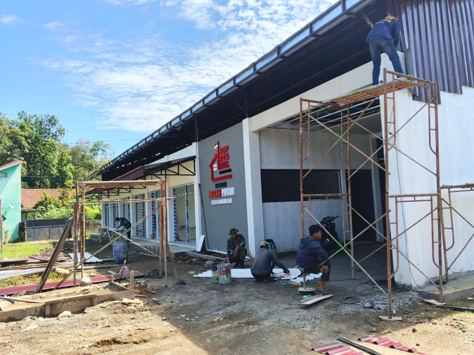 Di Balik Rangka Atap KDKMP Bandingan Semangat Gotong Royong Terus Terjaga