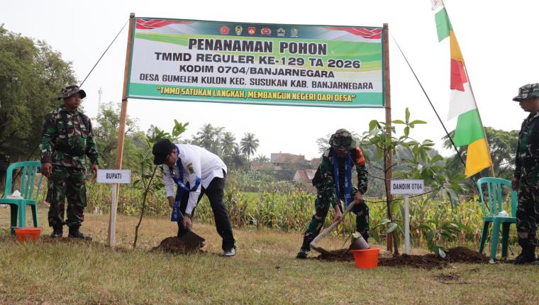 Menanam Harapan untuk Masa Depan Dandim dan Wakil Bupati Hijaukan Gumelem Kulon dalam TMMD Reguler ke-129