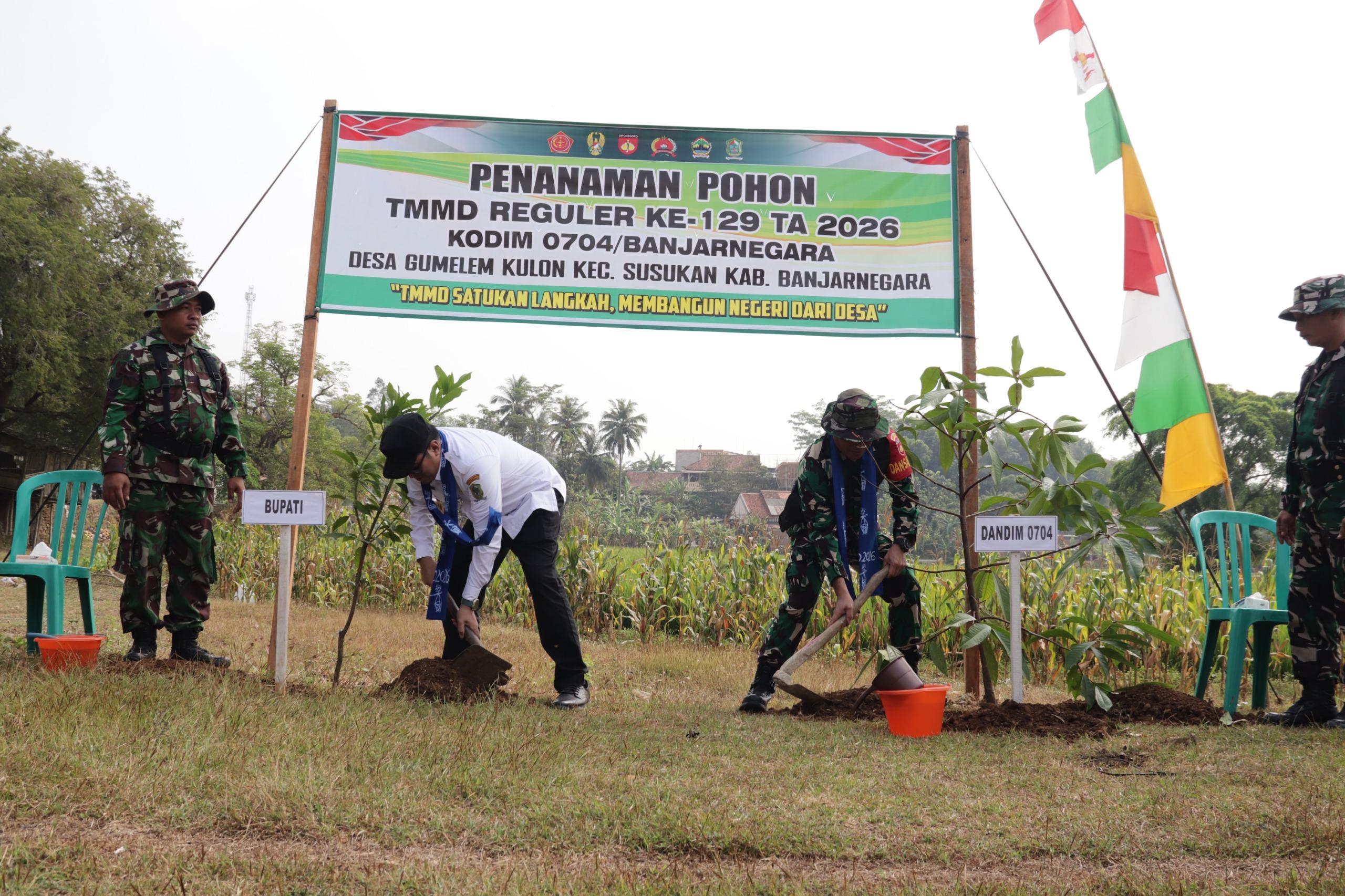 Menanam Harapan untuk Masa Depan Dandim dan Wakil Bupati Hijaukan Gumelem Kulon dalam TMMD Reguler ke-129