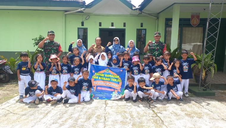 Serka Heru Karmanto dan Sertu Tohar Sambut Kunjungan TK PGRI Purwodadi ke Koramil 04 Karangkobar