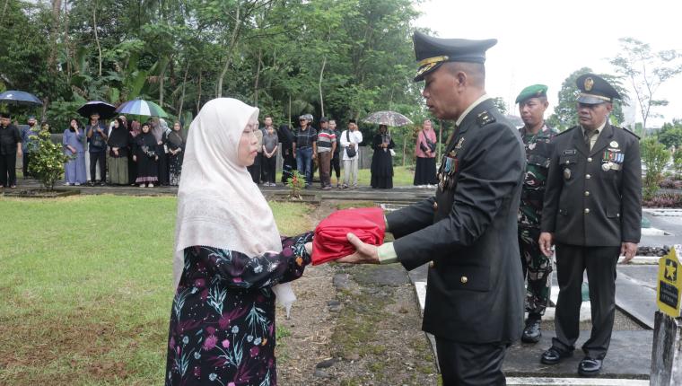 Kasdim 0704 Banjarnegara Pimpin Pemakaman Militer Anggota Veteran Sertu Purn Wasbirudin
