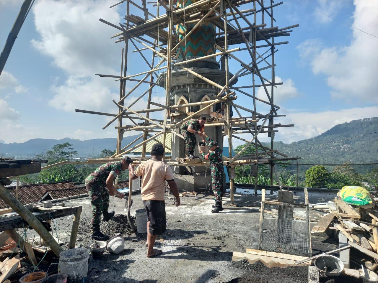 Wujud Kemanunggalan TNI-Dengan Rakyat Babinsa Bantu Pembangunan Menara Masjid AL-IKLAS