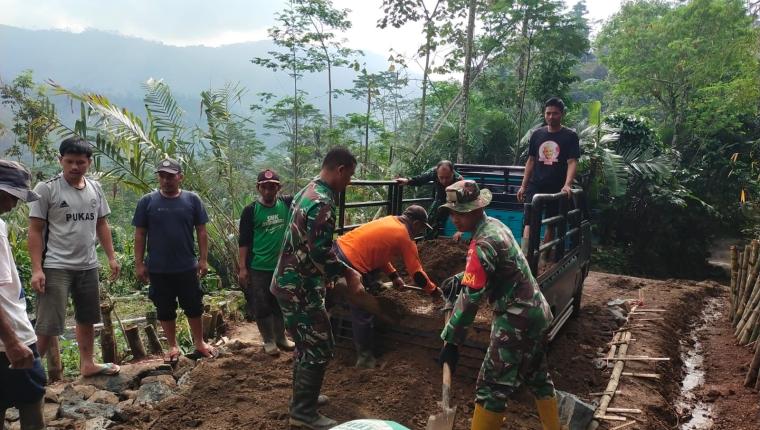 Babinsa Sigap Bantu Warga Binaan Buka Jalan Baru Akibat Pergerakan Tanah di Banjarnegara