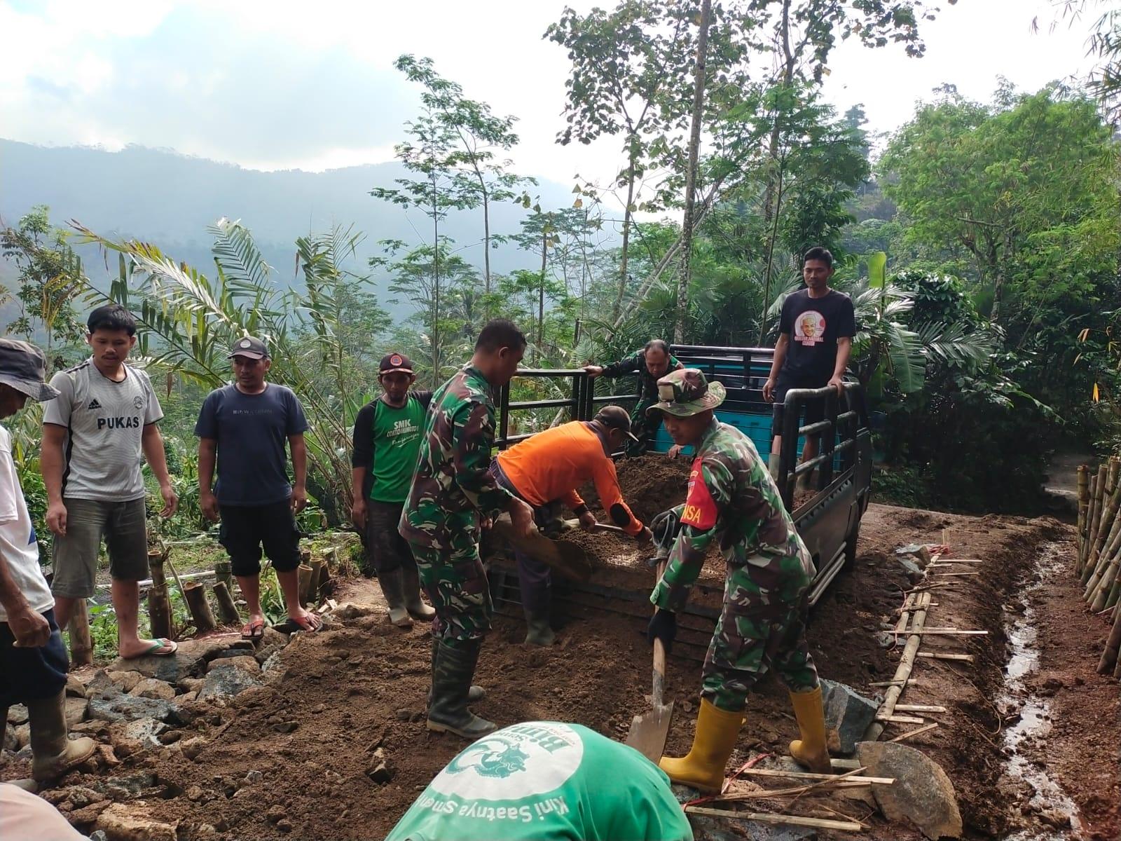 Babinsa Sigap Bantu Warga Binaan Buka Jalan Baru Akibat Pergerakan Tanah di Banjarnegara