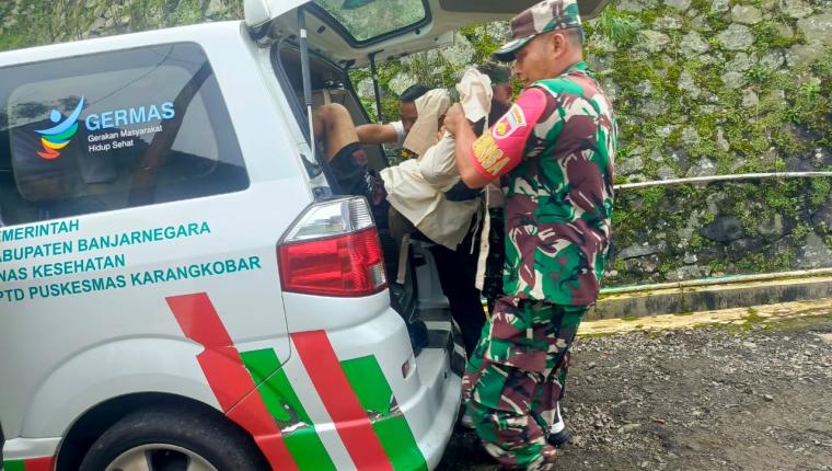 Babinsa Bersama Forkopimcam Karangkobar dan Dinas Kesehatan Evakuasi Pasien ODGJ demi Layanan Kesehatan Jiwa yang Lebih Baik