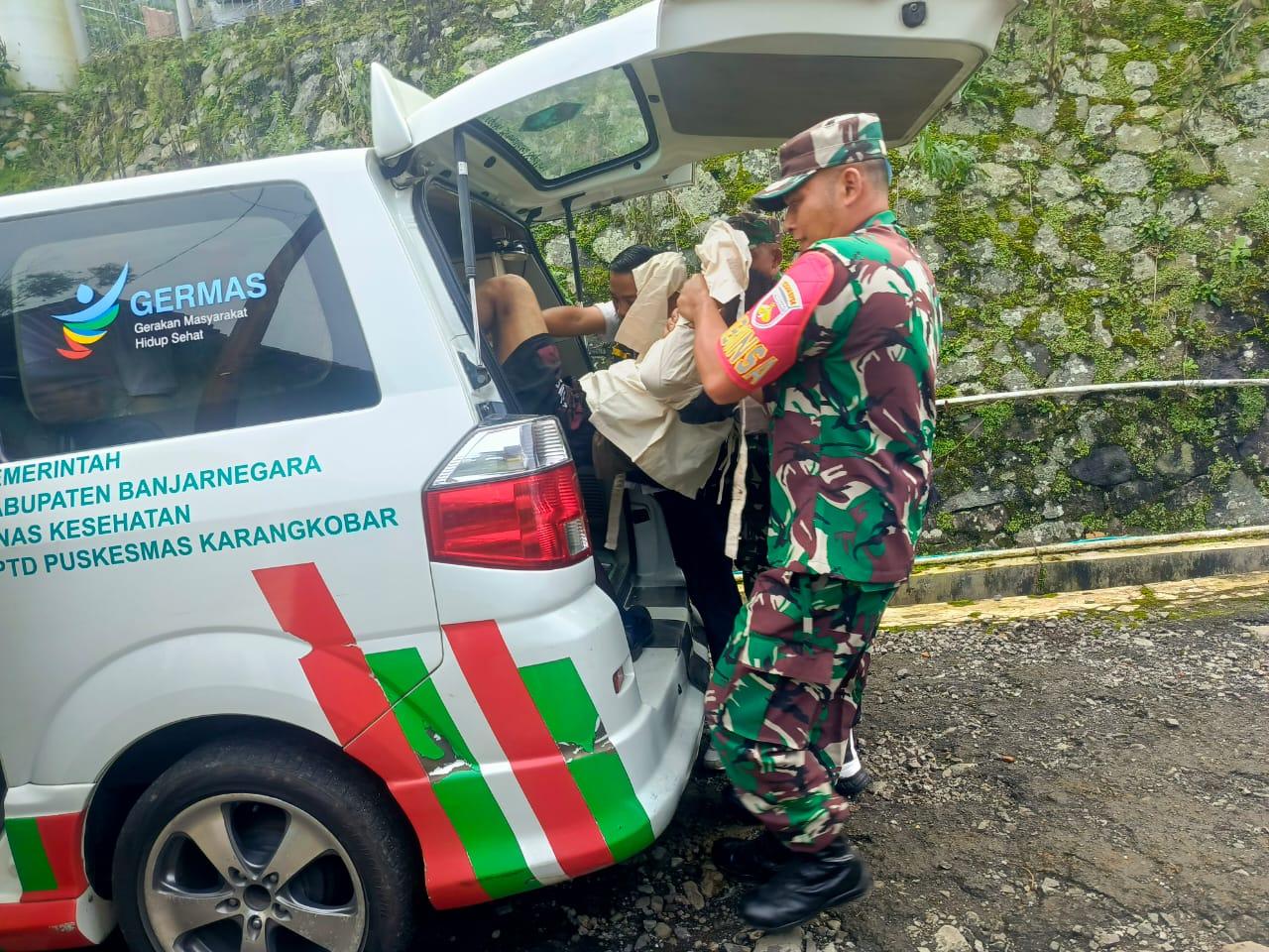 Babinsa Bersama Forkopimcam Karangkobar dan Dinas Kesehatan Evakuasi Pasien ODGJ demi Layanan Kesehatan Jiwa yang Lebih Baik