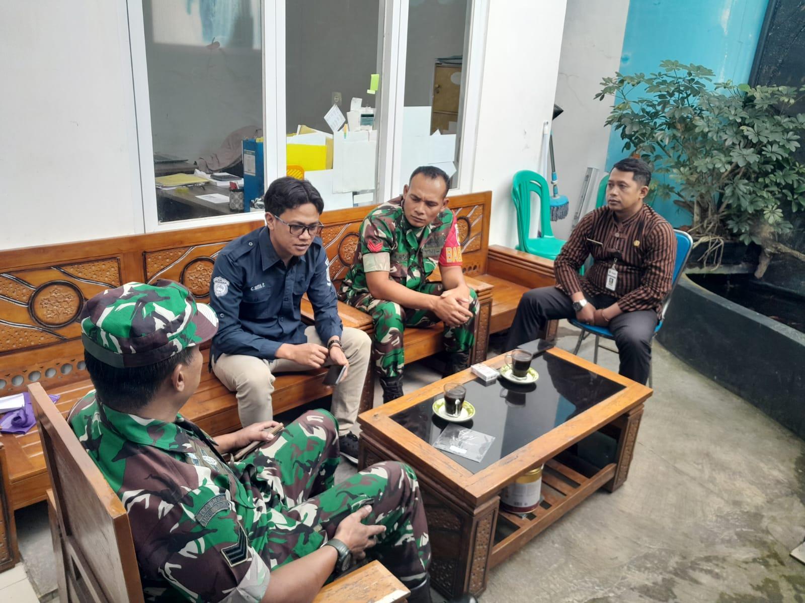 Babinsa Koramil 04 Karangkobar Jalin Komsos Dengan Perangkat Desa Leksana