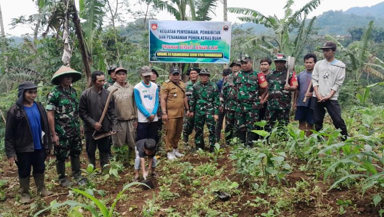Koramil 04 Karangkobar dan Warga Tanam 700 Pohon Kopi untuk Kelestarian Lingkungan