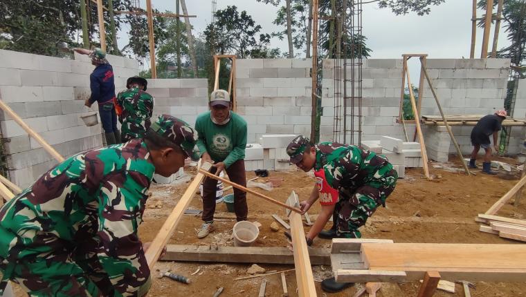 TNI dan Warga Gotong Royong Bangun Harapan: Karya Bakti RTLH di Dusun Jambuer
