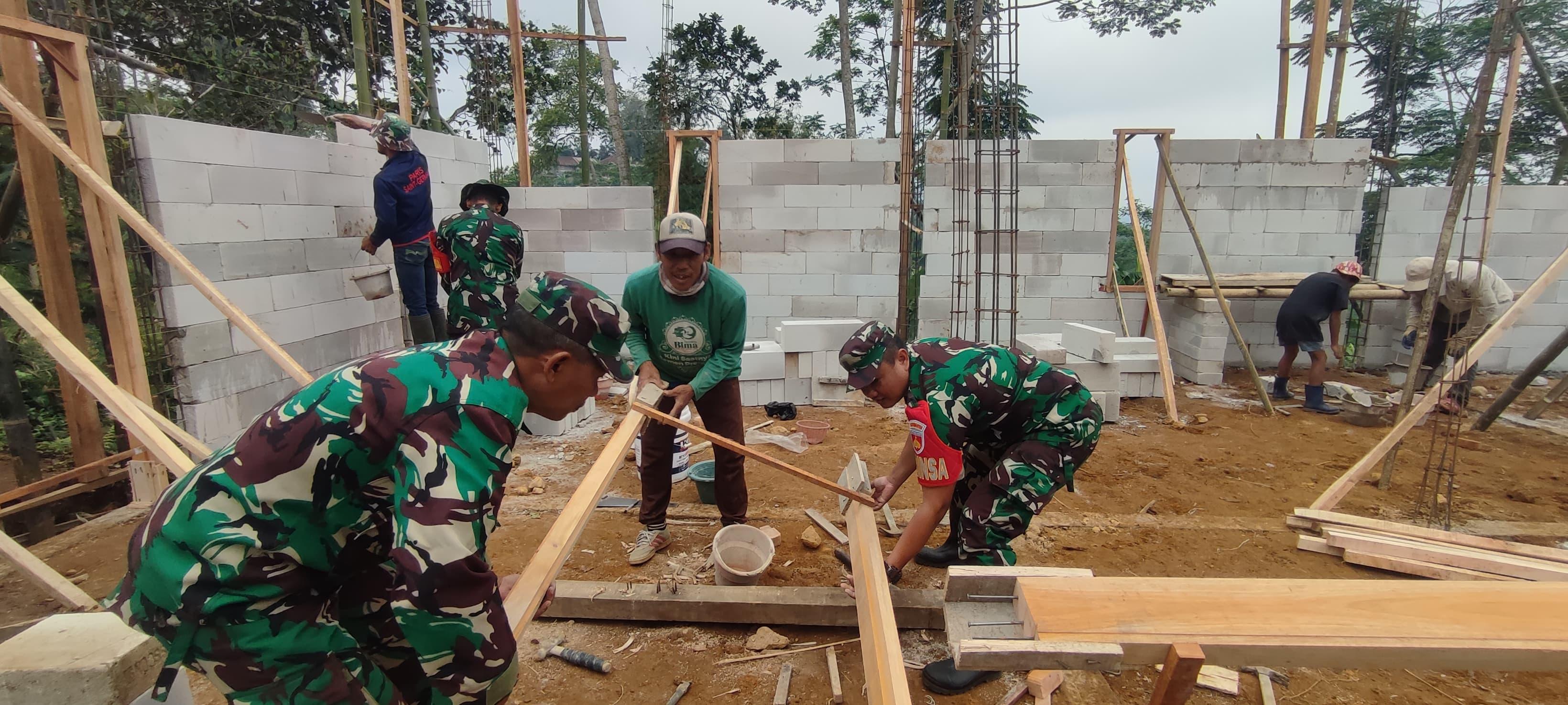 TNI dan Warga Gotong Royong Bangun Harapan: Karya Bakti RTLH di Dusun Jambuer