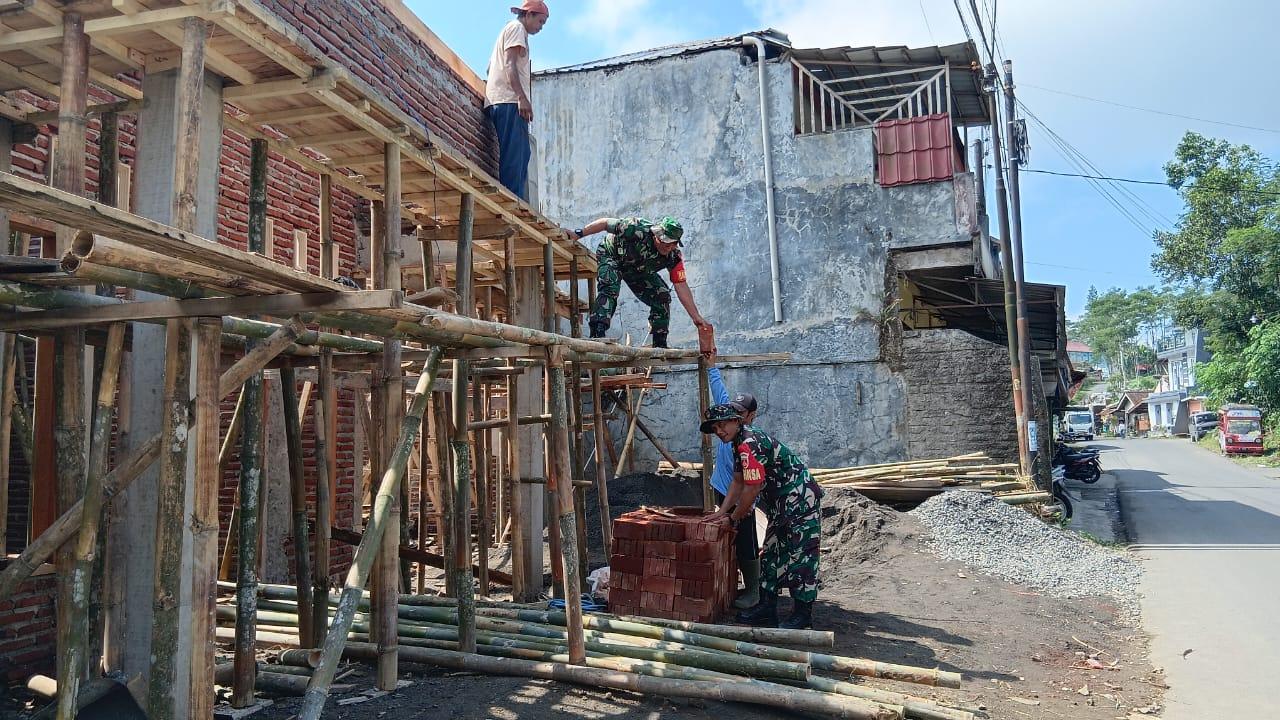 Babinsa Koramil 04 Karangkobar Kerja Bakti Bantu Bangun Rumah Warga Binaan