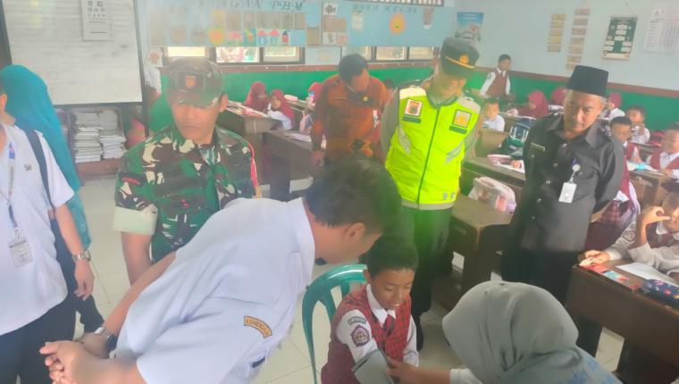 Serka Heru Mewakili Danramil Menghadiri Launcing Pemeriksaan Kesehatan Gratis Usia Sekolah Dasar