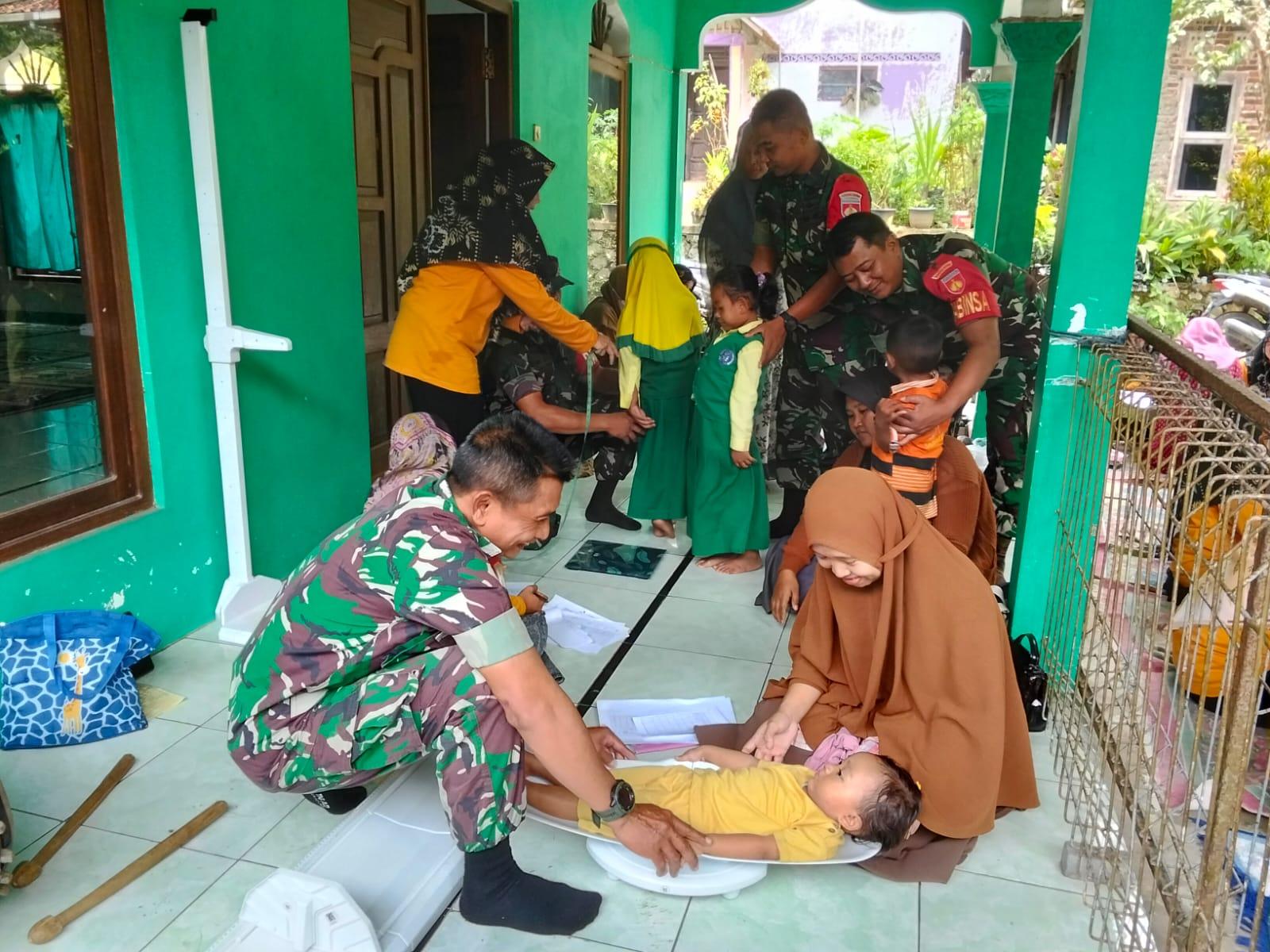 Babinsa Koramil 13 Banjarmangu Dampingi Kegiatan Posyandu di Desa Gripit