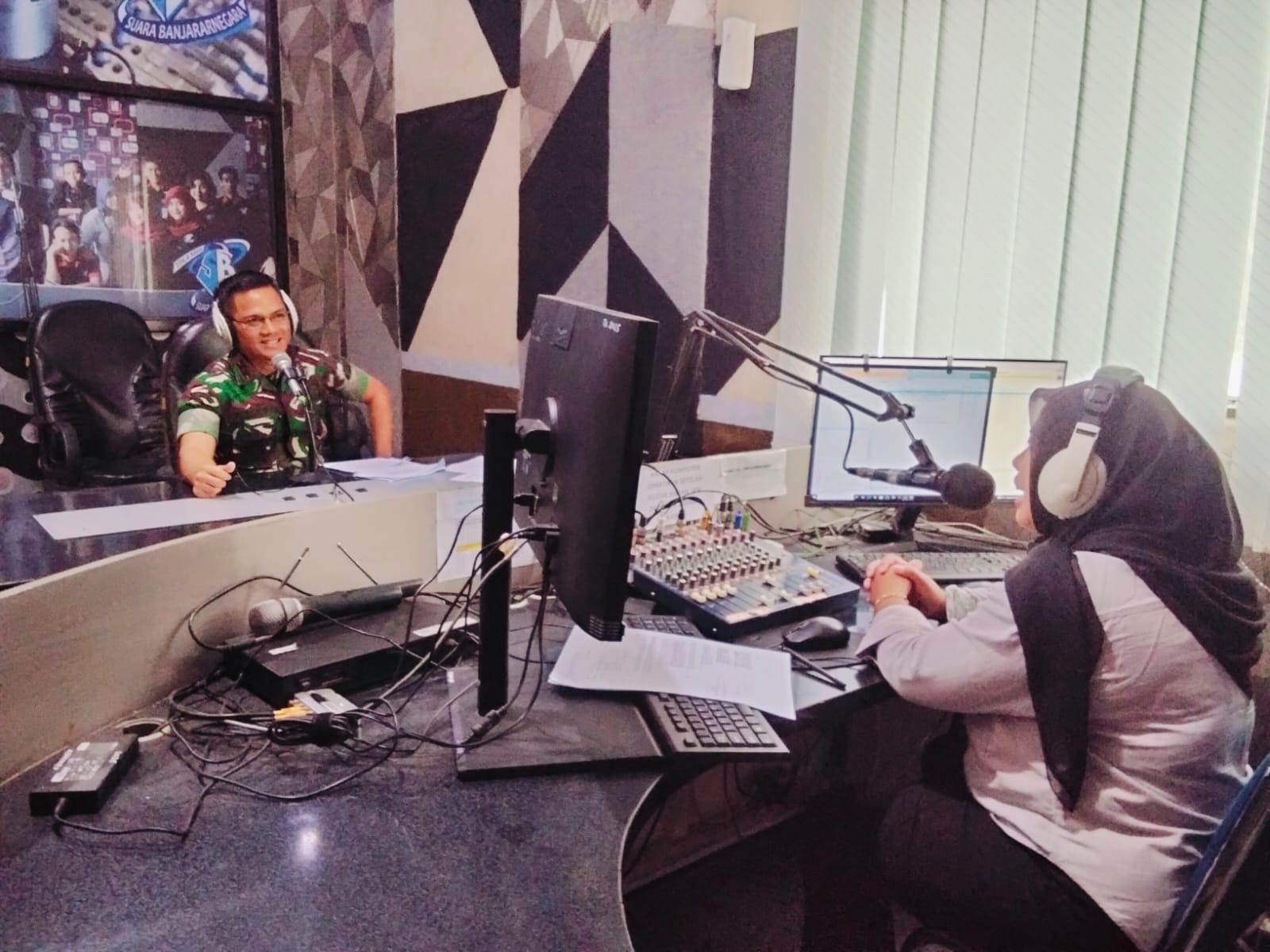 Dandim Banjarnegara Ajak Pemuda Daftar TNI Lewat Podcast Radio