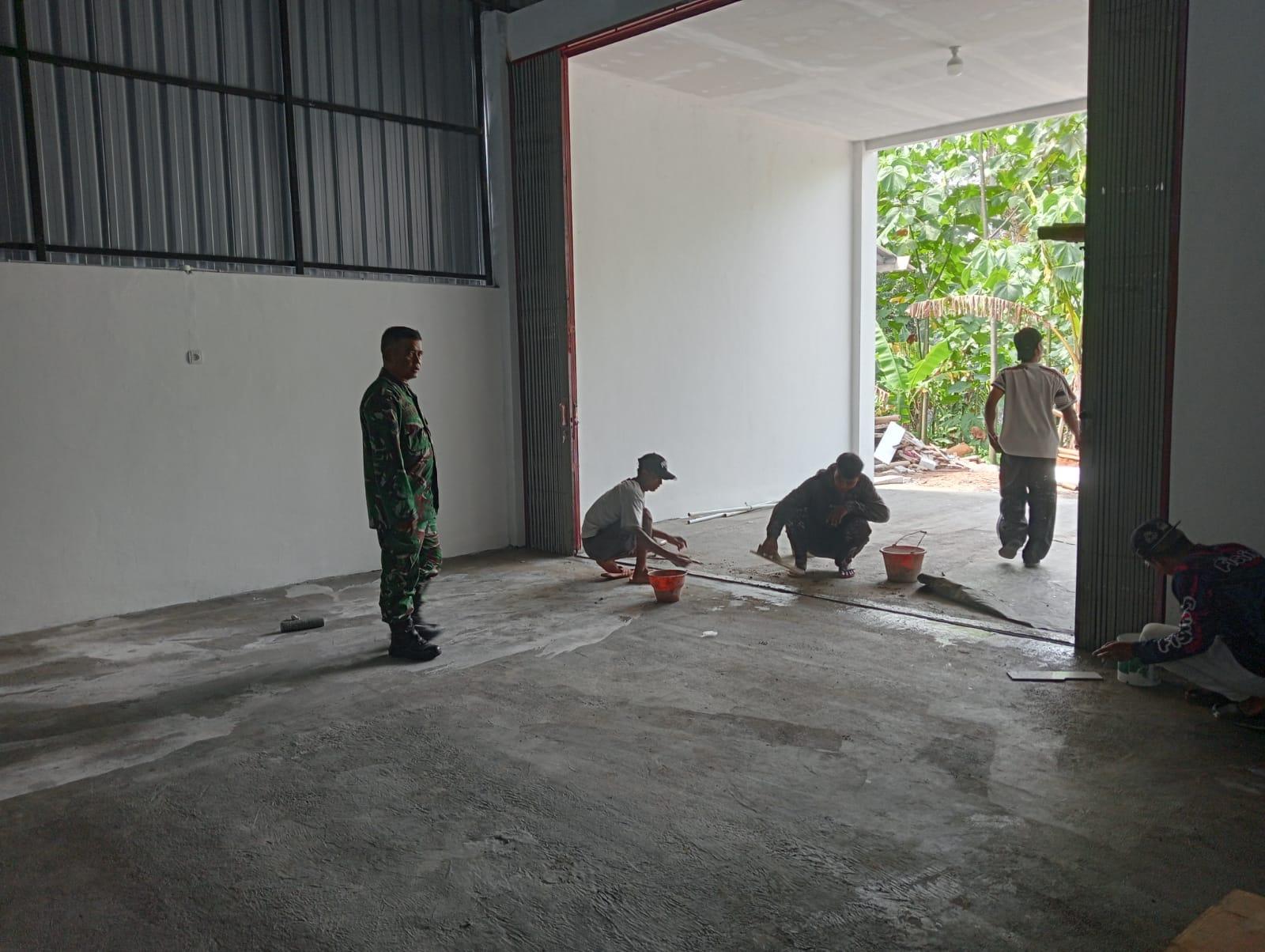 Babinsa Desa Wanakarsa Awasi Pembangunan KDKMP Fokus Pekerjaan Lantai Gudang dan Gerai