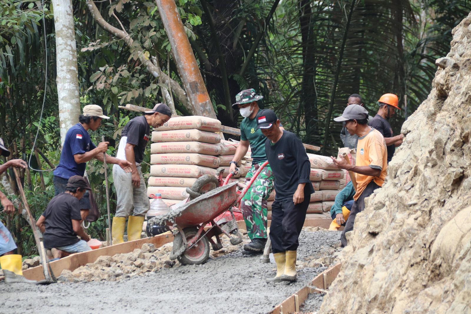 Pratu Agung Tak Kenal Lelah Angkong Terus Melaju Demi Rampungnya Jalan TMMD