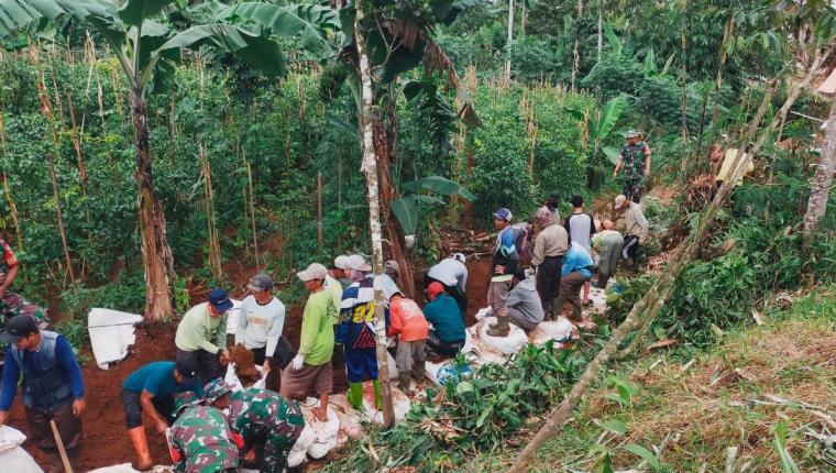 Babinsa dan Petani Desa Penusupan Gotong Royong Bangun Jalan Usaha Tani