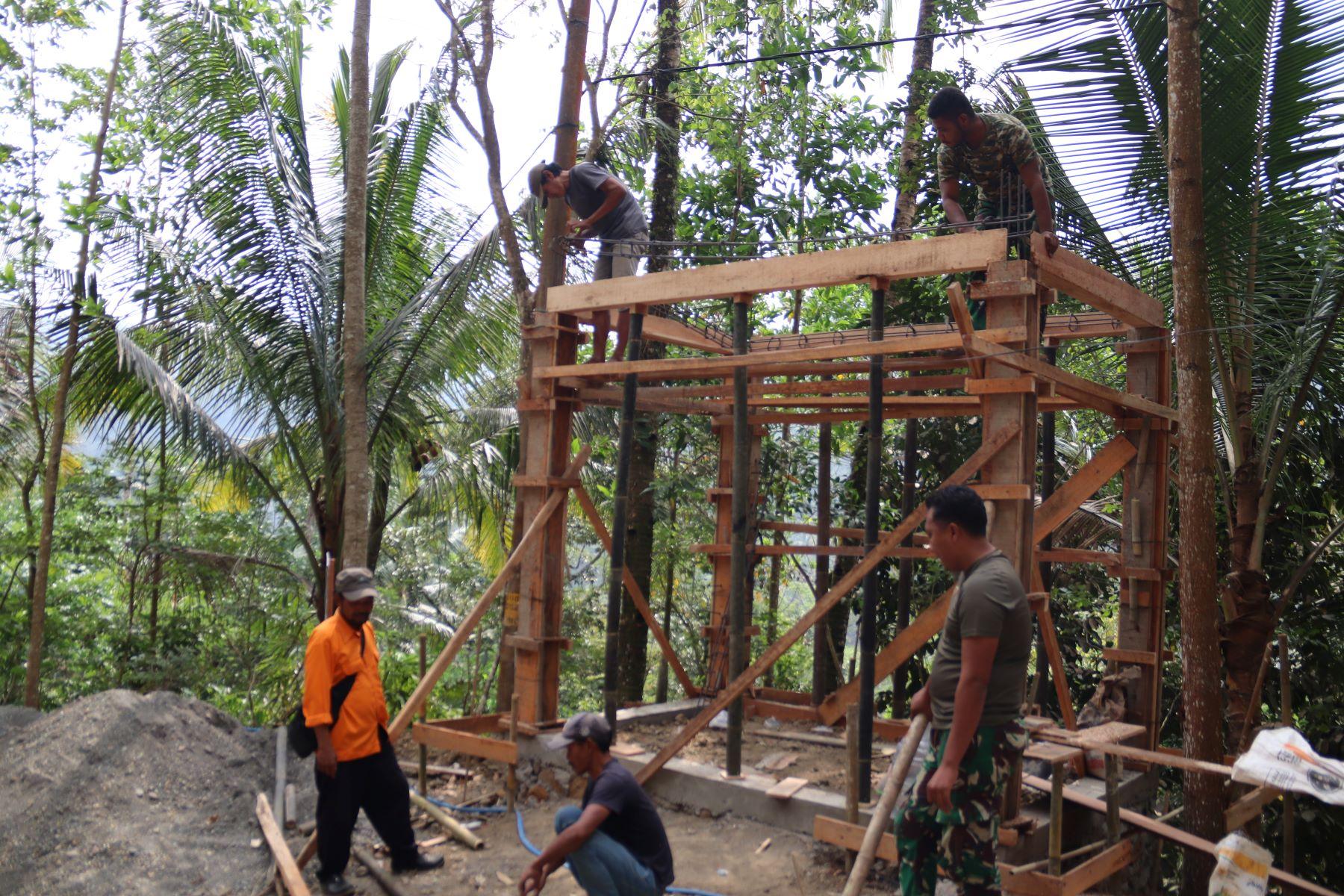 Triyono dan Satgas TMMD Percepat Pembangunan Pos Kamling Progres Capai 40 Persen