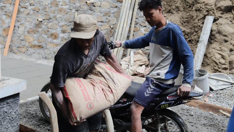 Motor Hilir Mudik Demi Jalan Desa