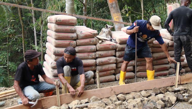 Madrohim Pastikan Adukan Tak Terbuang Pasang Bekisting TMMD Reguler ke-129